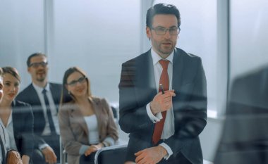 Proje Yöneticisi bir raporu iş takım için yapar. iş toplantısı