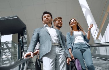 iş center.business kavramı içinde yürüyen merdiven aşağı gidiş iş arkadaşları