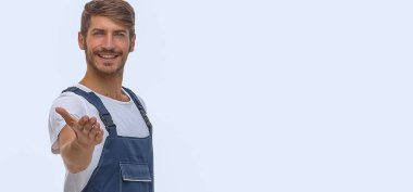 tam büyüme. beyaz zemin üzerine karton boxes.isolated yanında duran adam kurye