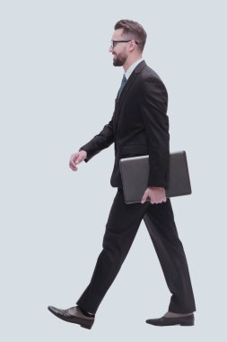 Tam gelişim. Bilgisayarlı başarılı bir iş adamı öne çıkıyor. beyaz arkaplanda izole