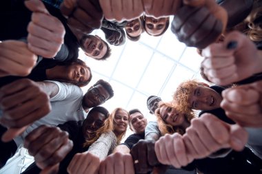 Kapat. Yüzük ellerinden çıktı. Takım oluşturma kavramı