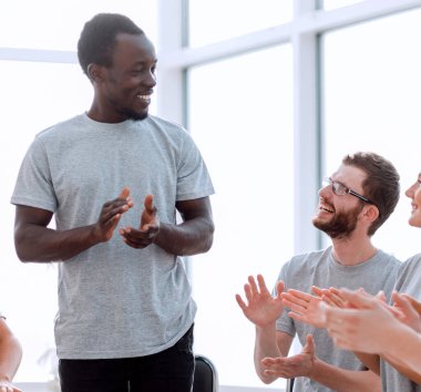 Gençlerden oluşan bir tartışma grubu konuşmacıyı alkışlıyor. iş ve eğitim