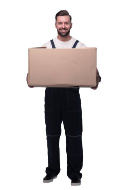 Dikiz aynası. Elinde karton bir kutuyla kameraya bakan genç bir adam. beyaz üzerine izole