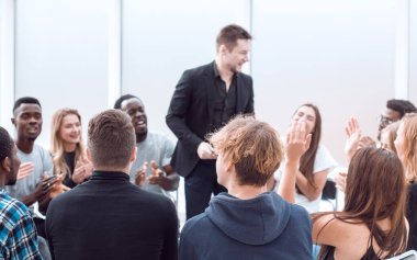 Seminer sırasında soru sorarak konuşmacı. iş ve eğitim