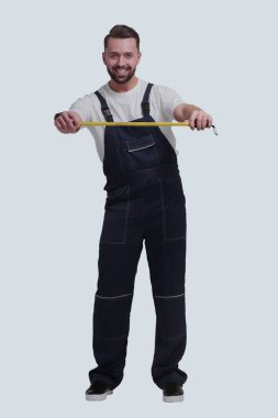 Tam gelişim. İnşaat mezurasıyla gülümseyen adam. beyaz arkaplanda izole