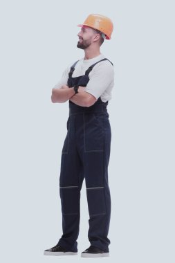 Tam gelişim. Tulumlu ve kasklı gülümseyen bir adam. beyaz arkaplanda izole