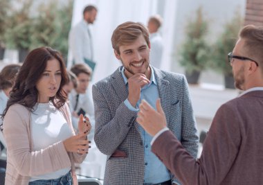 Kapat. Bir grup genç iş adamı fikirlerini tartışıyor.