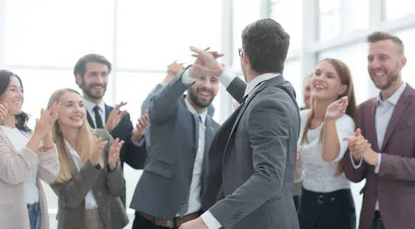 Equipo Empresarial Felicitando Director Del Proyecto Por Éxito Concepto Trabajo —  Fotos de Stock