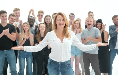 Alkış takımının önünde duran mutlu genç bir kadın. başarı kavramı