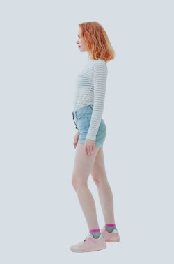 Yan görünüş. Kot şortlu modern genç kadın. beyaz arkaplanda izole