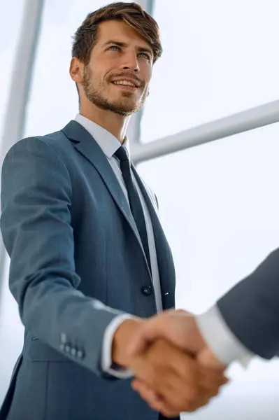 Junge Geschäftsfrau Handschlag Mit Einem Geschäftsmann Handel Fusions Und Akquisitionskonzepte — Stockfoto