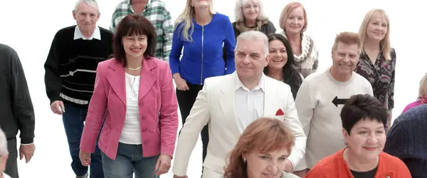 Grupo Personas Mayores Levantando Mano Celebrando Una Victoria —  Fotos de Stock