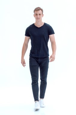 Tam gelişim. Kendine güvenen genç adam bir adım öne çıkıyor. beyaz üzerine izole