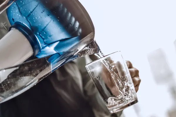 Cerca Atractivo Hombre Vertiendo Agua Filtrada Vaso — Foto de Stock