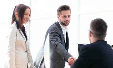 İş adamları ofiste el sıkışıyor. İşbirliği kavramı