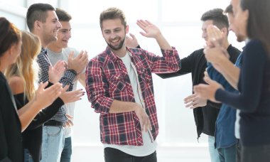 Genç iş adamları liderlerini alkışlıyorlar. Başarı konsepti