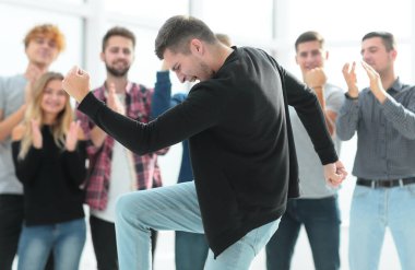 İş ekibinin önünde duran hırslı genç bir lider. Başarı konsepti