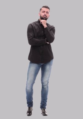 tam büyüme. kot gülümseyen genç adam . beyaz arka plan üzerinde izole