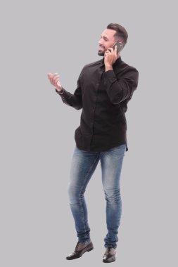 tam büyüme. gülümseyen genç adam onun akıllı telefon konuşuyor . beyaz arka plan üzerinde izole