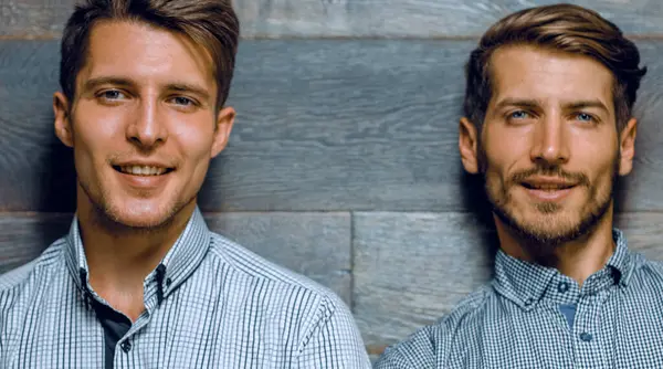 Dos Brutales Hombres Aislados Sobre Fondo Gris Brazos Cruzados —  Fotos de Stock