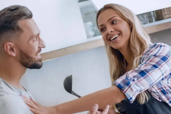 Près Souriant Jeune Couple Cuisine Des Aliments Dans Cuisine Image En Vente