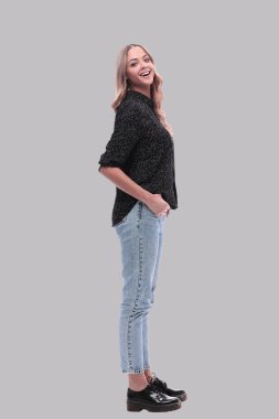 Yan görünüş. Kot pantolon ve siyah bluz giyen modern genç bir kadın. beyaz arkaplanda izole