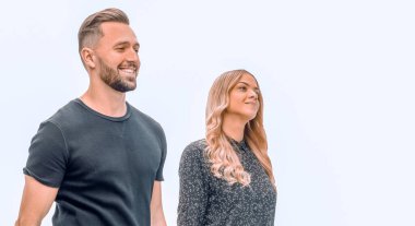 tam büyüme. genç çift birlikte yürüyor. beyaz arka plan üzerinde izole