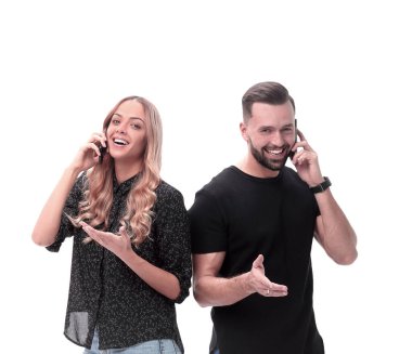 Tam gelişim. Genç çift akıllı telefonlarıyla konuşuyor. beyaz arkaplanda izole