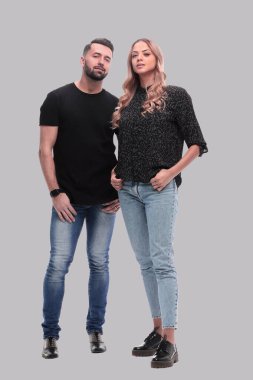 tam büyüme. şık genç çift birlikte ayakta . beyaz arka plan üzerinde izole