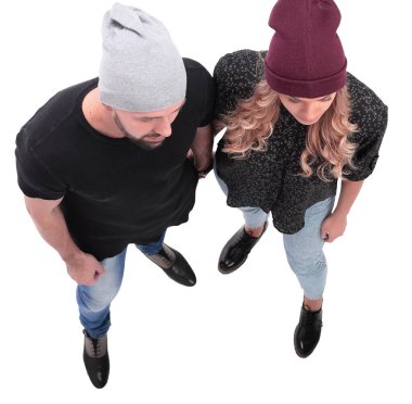 üst görünüm. Birlikte duran bir çift genç hipster. beyaz arka plan üzerinde izole
