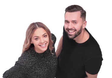 üst görünüm. şık genç çift kameraya bakıyor . beyaz arka plan üzerinde izole