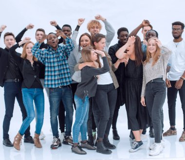 Tam boy. Bir grup mutlu genç bir arada duruyor. bir beyaz üzerinde izole