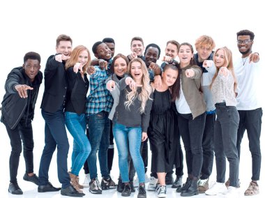 Tam boy. Bir grup mutlu genç seni işaret ediyor. bir beyaz üzerinde izole