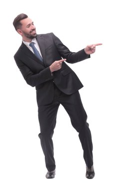 Tam boy. Gülümseyen yakışıklı iş adamı kopyalama alanını işaret ediyor. beyaz arkaplanda izole