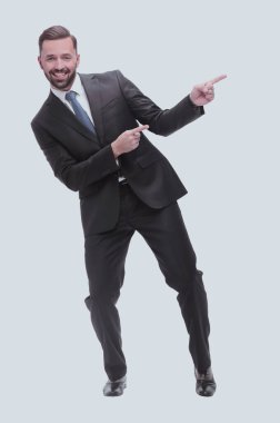 Tam boy. Gülümseyen yakışıklı iş adamı kopyalama alanını işaret ediyor. beyaz arkaplanda izole