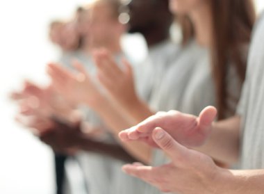 Yakın çekim. Bir grup gencin sıraya girip alkışladığını hayal edin. kopyalama alanı olan fotoğraf