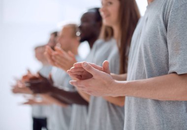 Proje yöneticisi çalışma grubunun sorularını cevaplıyor. kopyalama alanı olan fotoğraf