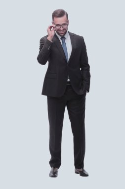 Tam boy. Takım elbiseli başarılı bir genç. beyaz arkaplanda izole