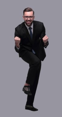 Tam boy. Çok mutlu genç bir iş adamı. beyaz arkaplanda izole