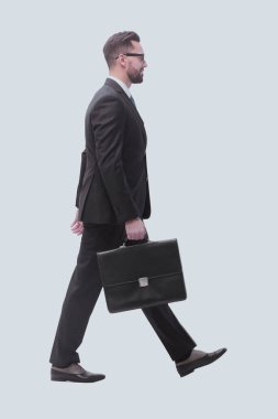 Yan görünüş. Deri çantalı iş adamı öne çıkıyor. beyaz arkaplanda izole