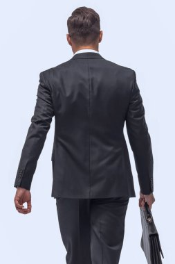 Dikiz aynası. Deri çantalı iş adamı öne çıkıyor. beyaz arkaplanda izole