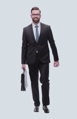 Dikiz aynası. Deri çantalı iş adamı öne çıkıyor. beyaz arkaplanda izole