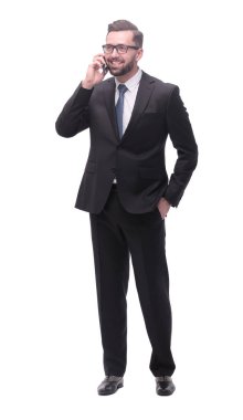 Bir grup genç iş adamı akıllı telefon ekranlarına bakıyor. kopyalama alanı olan fotoğraf