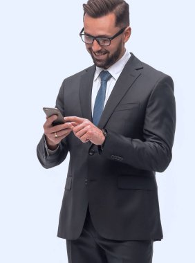 Tam boy. İş adamı akıllı telefonundan e-posta okuyor. beyaz arkaplanda izole