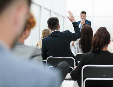 Dikiz aynası. Seminer katılımcıları bir iş toplantısında sorular soruyorlar