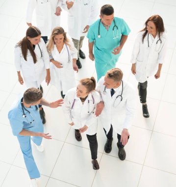 Üst Manzara. Bir grup doktor iş meselelerini tartışıyor. fotokopi alanı olan bir fotoğraf