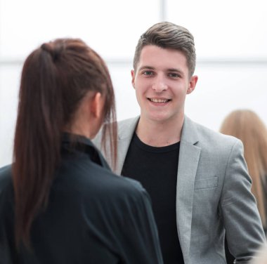 Kapat. Ofiste duran bir grup genç iş arkadaşı konuşuyor.