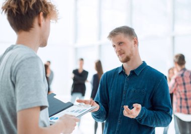 Kapat. Genç meslektaşlarım iş belgelerini tartışıyor. iş kavramı