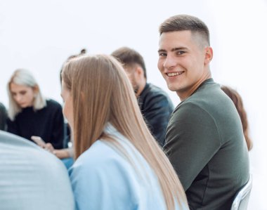 Kapat. Yakışıklı adam arkadaşlarının etrafında oturuyor.