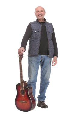 Mavi kotlu ve gitarlı mutlu bir adamın portresi. Beyaz arkaplanda tam uzunlukta izole edilmiş